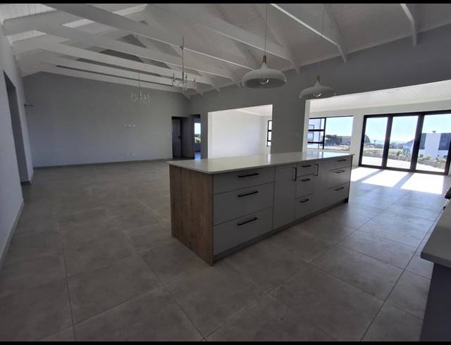 4 BEDROOM HOUSE FOR SALE IN DA GAMA BAY